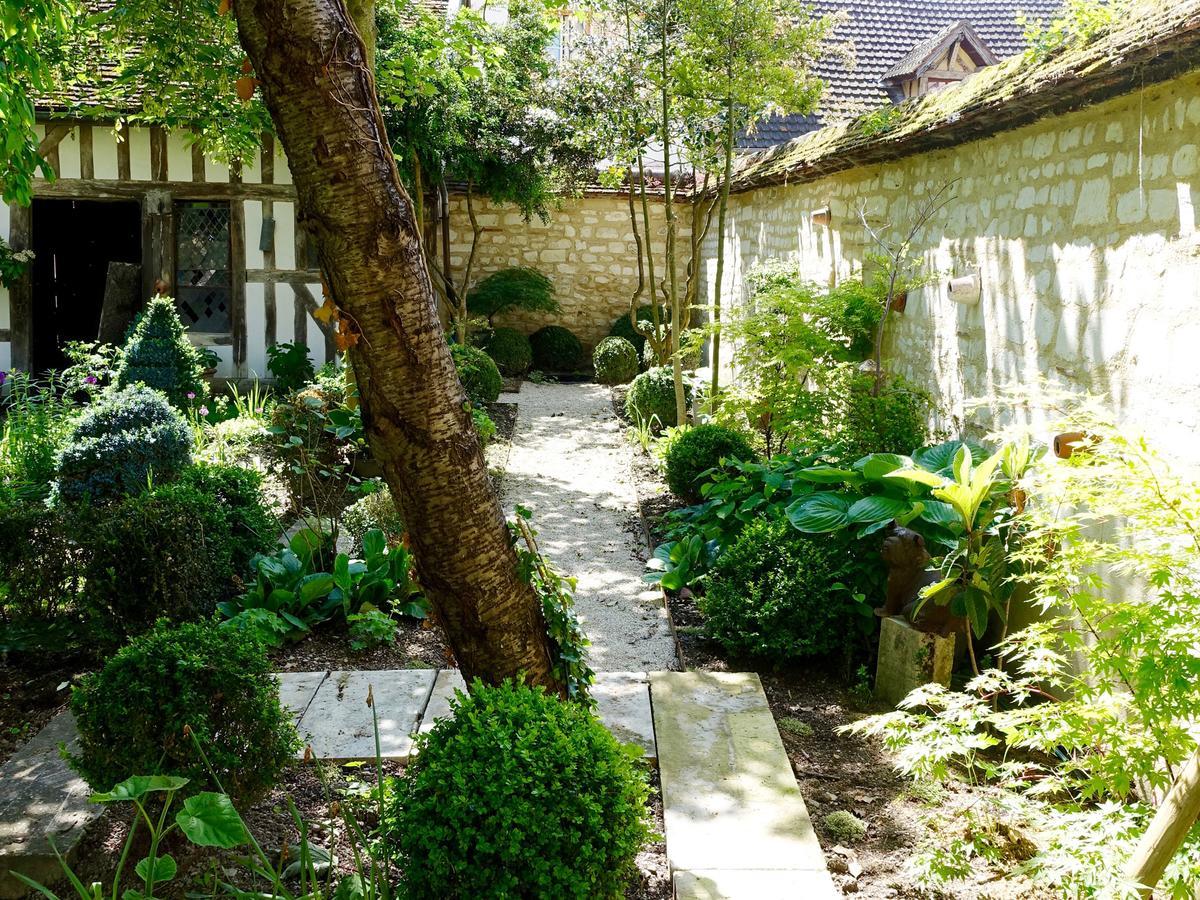 Le Jardin De La Cathedrale Bed and Breakfast Troyes Eksteriør billede