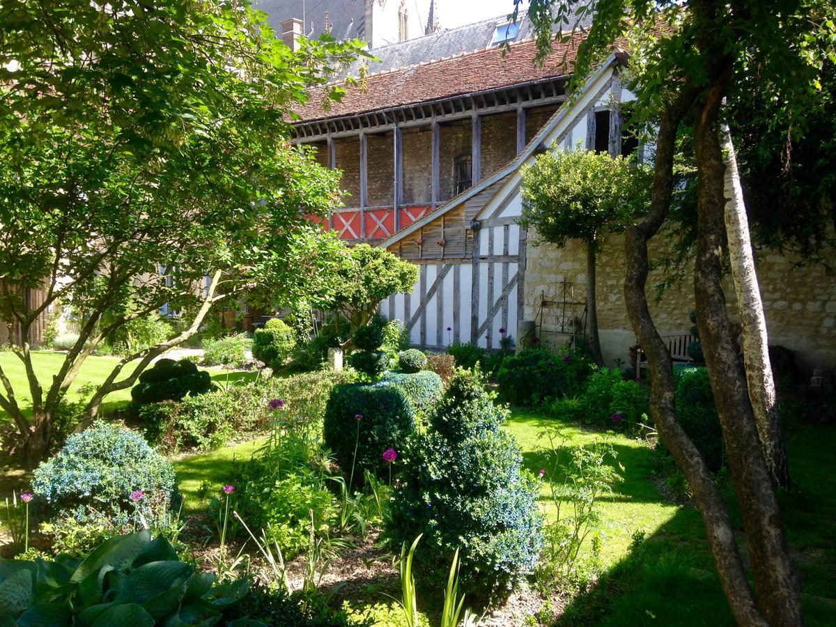 Le Jardin De La Cathedrale Bed and Breakfast Troyes Eksteriør billede