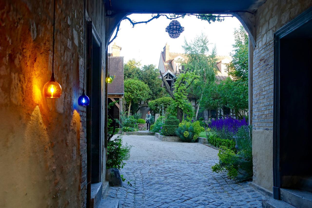 Le Jardin De La Cathedrale Bed and Breakfast Troyes Eksteriør billede
