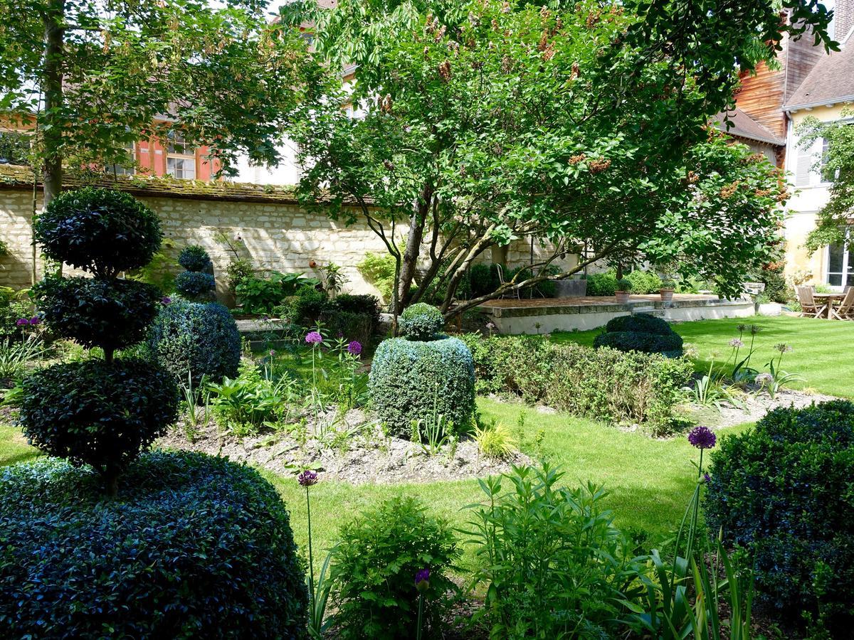 Le Jardin De La Cathedrale Bed and Breakfast Troyes Eksteriør billede